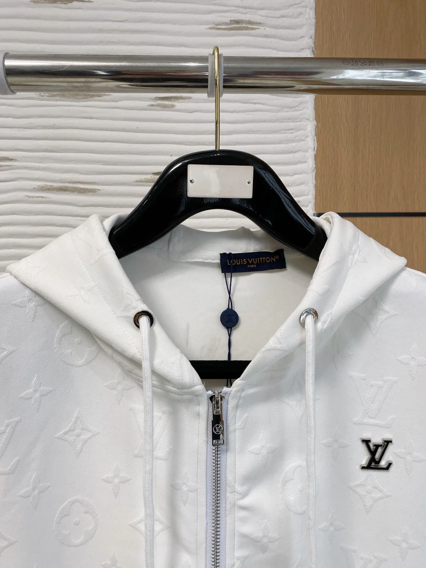🅿️720 LV hot-selling suit is coming. Focus on the original version of the official website. 2025 new hot-selling cardigan suit. The original order is the best. 🇭🇰The meticulous work of top designers. It has a fitting and perfect upper body effect. All-natural high-quality Tencel Roman cotton 100%, close-fitting comfort, noble and elegant! Original hardware embodies elegance and nobility! Counter size: M-3XL (maximum wear up to 190 pounds)